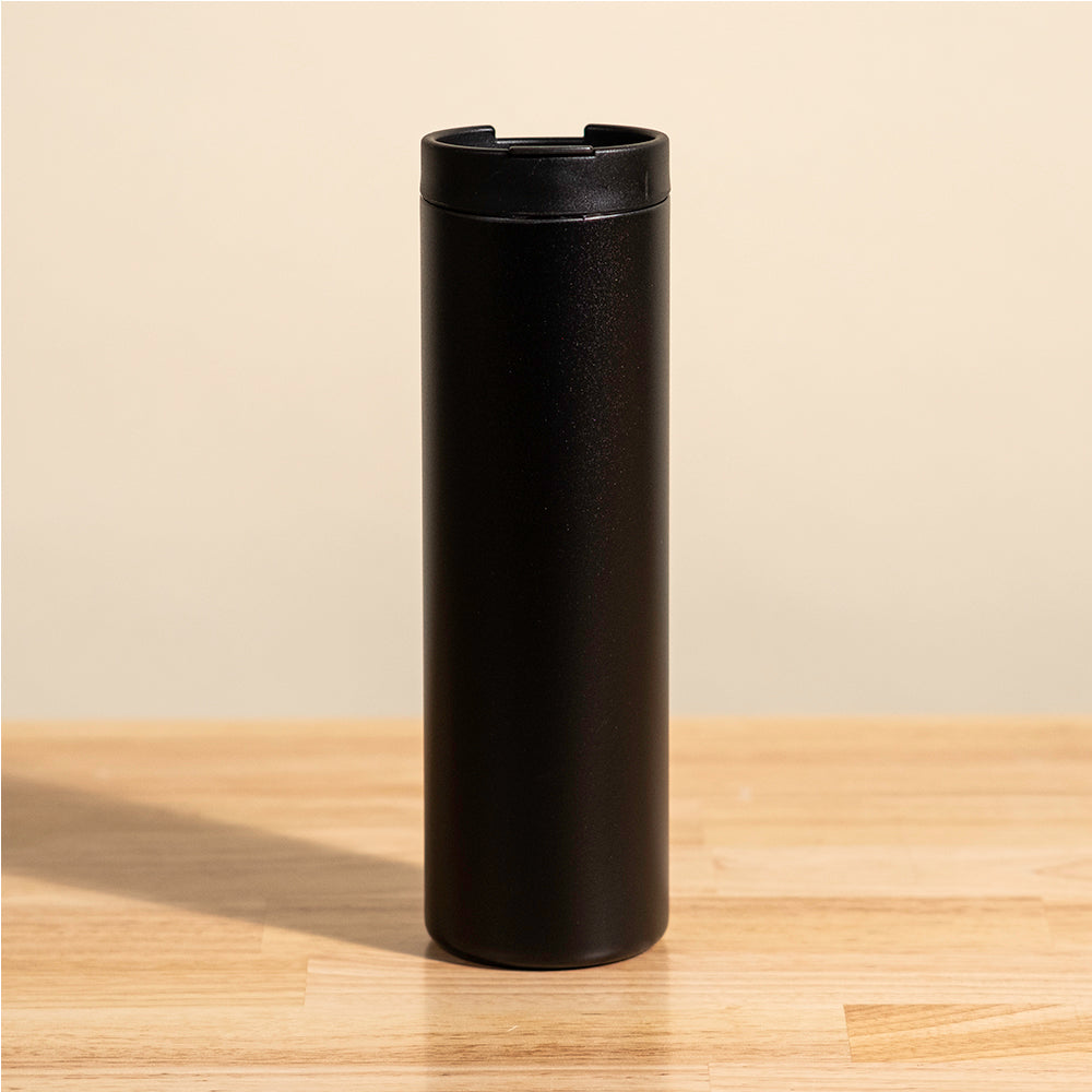 LAMOSE Grouse 20 oz insulated tumbler in Onyx, featuring a durable matte black finish and a secure lid, front view.