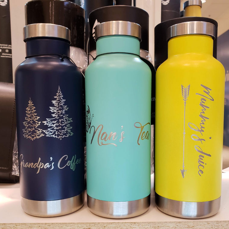 LAMOSE personalized insulated stainless steel bottles, front. Navy, mint, yellow with custom engravings for family.