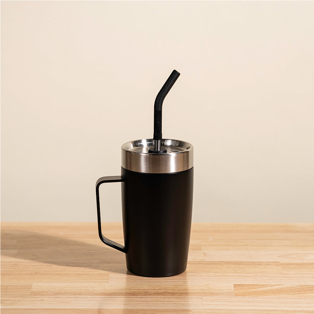 LAMOSE Louise 18 oz onyx insulated tumbler with handle, stainless steel lid, and bent black silicone straw, front view.