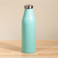 LAMOSE Robson 28oz insulated water bottle, turquoise powder-coated stainless steel, shiny metal cap, front view on wood table.