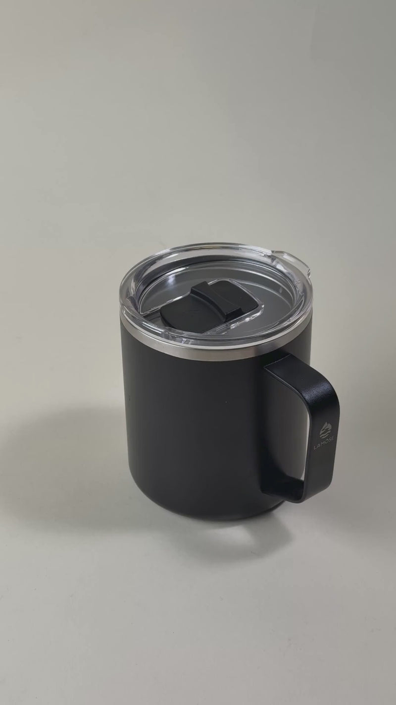 Black insulated coffee mug with a clear spill-resistant lid and sturdy handle. Stainless steel design, perfect for keeping beverages hot or cold for extended hours.